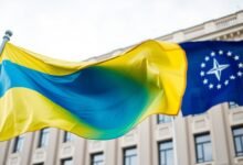 Bendera Ukraina berkibar di depan gedung pemerintahan dengan latar belakang Politik Luar Negeri Ukraina